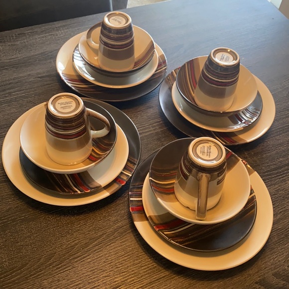 Better homes & gardens dish set never used